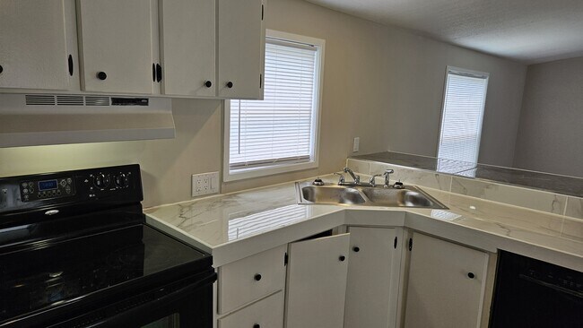 Building Photo - 610 E Branch Dr