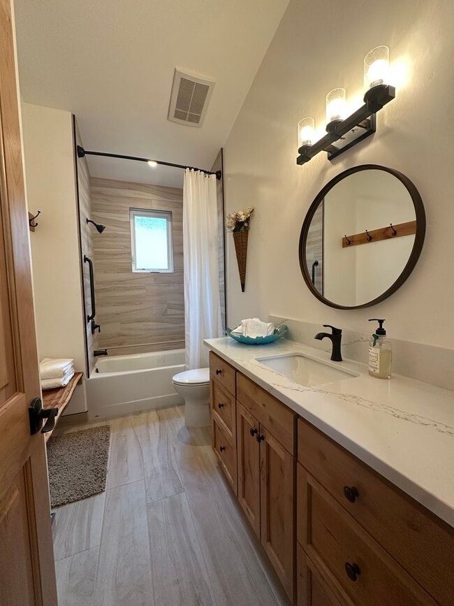 Building Photo - Luxury Over Garage ADU 1 Bedroom, 1 Bath