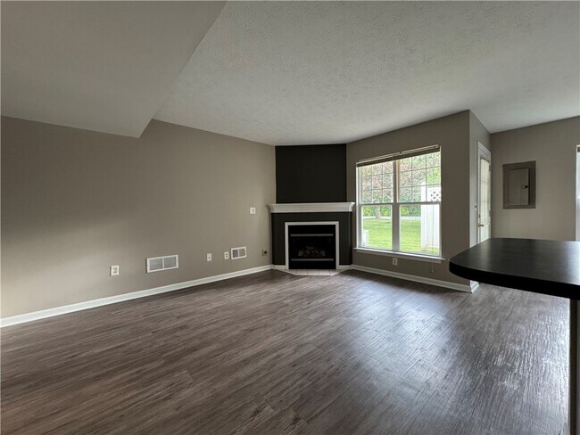 Building Photo - 749 Royal Sunset Dr