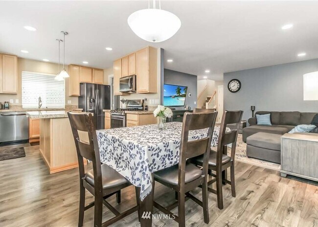 Building Photo - Beautiful Snoqualmie home available for mo...