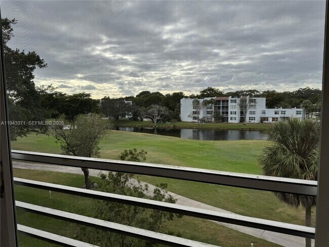 Building Photo - 1831 Sabal Palm Dr