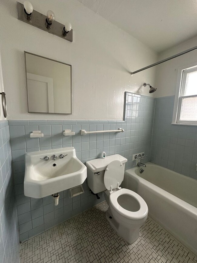 Building Photo - 1 bed, 1 bath, Duplex