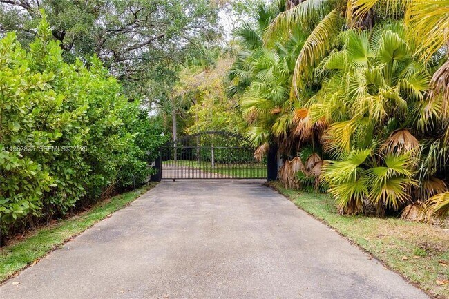 Building Photo - 7300 SW 77th Ave