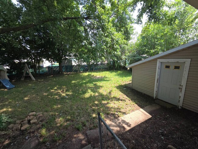 Building Photo - 2401 Eastlawn St