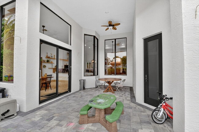 Building Photo - 10337 Trianon Pl