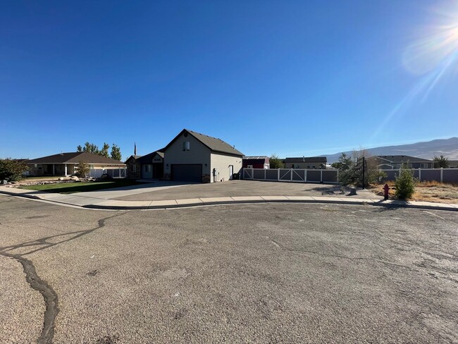 Building Photo - Large 4 Bed 3 bath Home