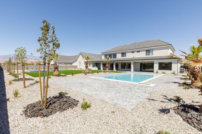 Building Photo - BRAND NEW Gorgeous 6 bed 7 bath with Pool ...