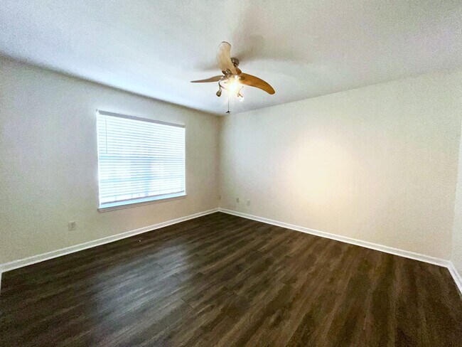 Building Photo - 2 Bed/2 Bath, Gated Community, Close to Sh...