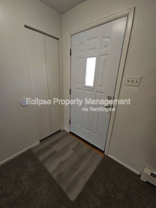 Building Photo - 208 Maple Dr