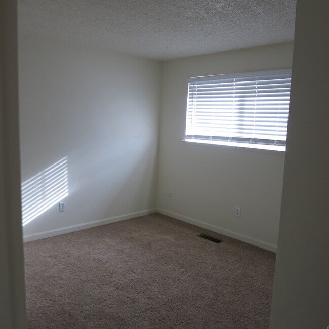 Building Photo - Cozy 4 bedroom House