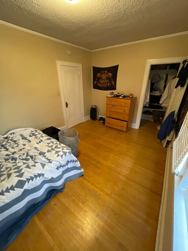 Building Photo - 2021-2023 E 6th St