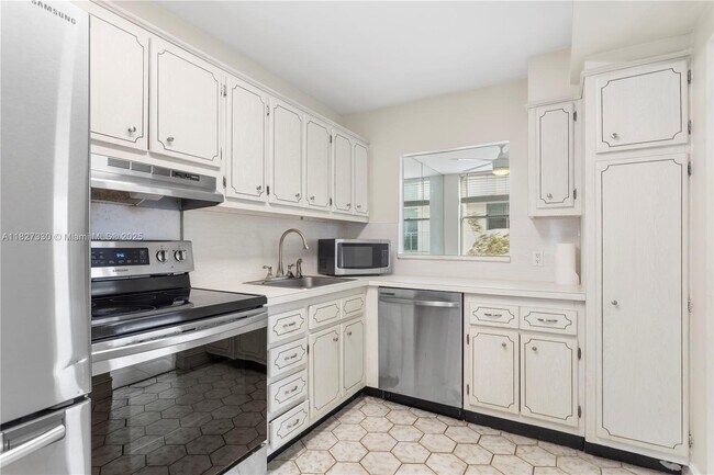 Building Photo - 9440 W Bay Harbor Dr