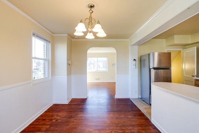 Building Photo - Charming End-Unit Townhome