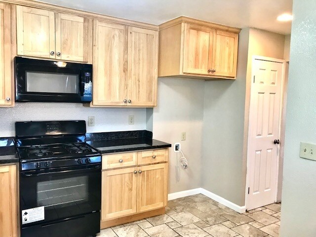 Building Photo - 3 bed 1.5 bath Townhouse in Richmond - AVA...