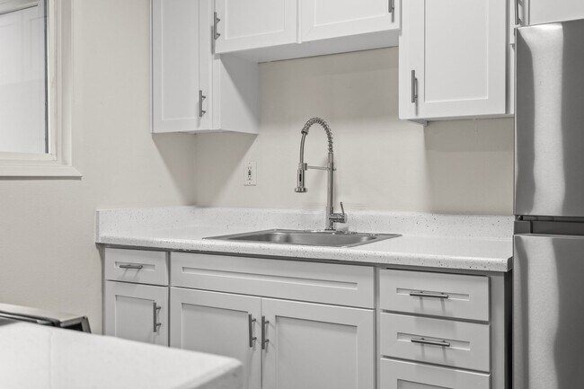 Building Photo - 1912-1914 SE Tacoma St.