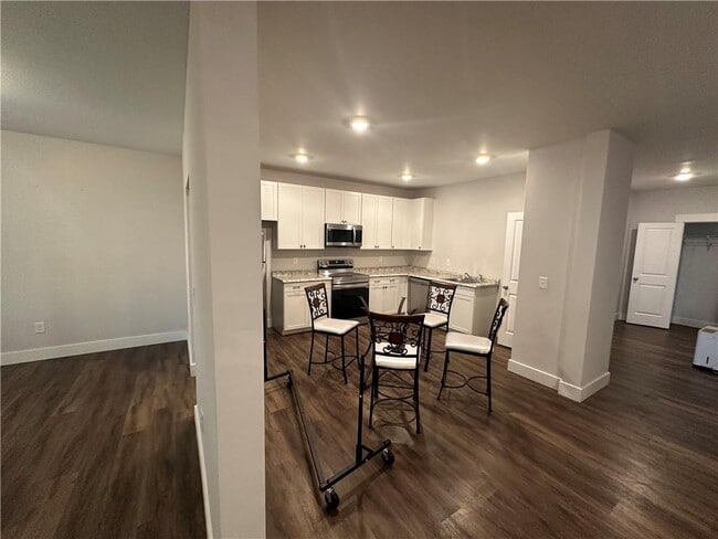 Building Photo - 370 Crestbrook Ln