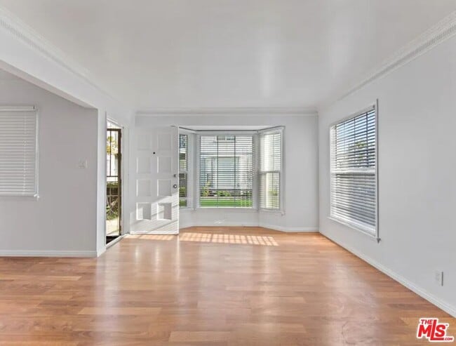 Building Photo - 5913 Overhill Dr