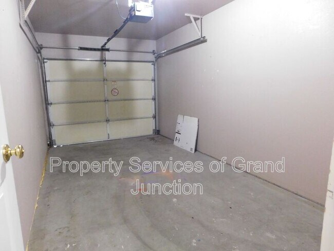 Building Photo - 493 Green Acres St