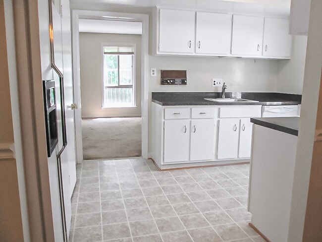 Building Photo - Classic and Charming 3 Bedrood 2.5 Bathroo...