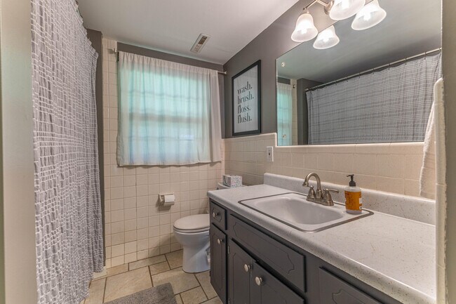 Building Photo - 3312 Lynnwood Dr