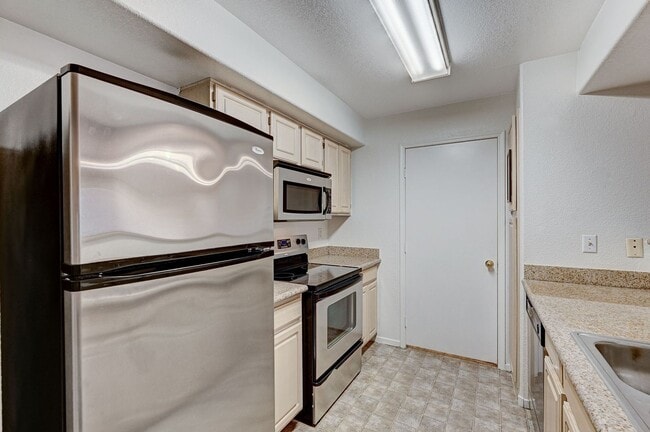 Building Photo - Spacious 2-Bed Condo with Balcony in Gated...