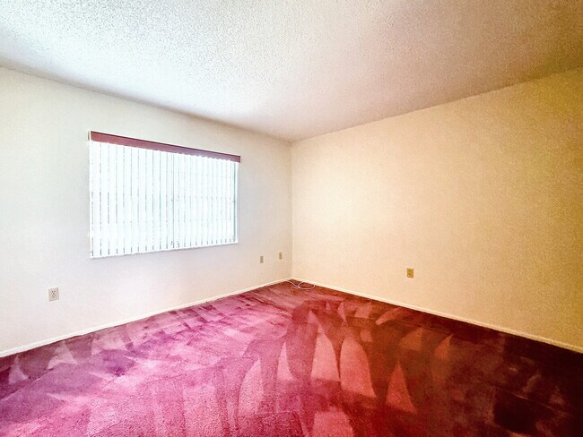 Building Photo - "Charming 2-Bedroom Oasis with 2 Full Bath...