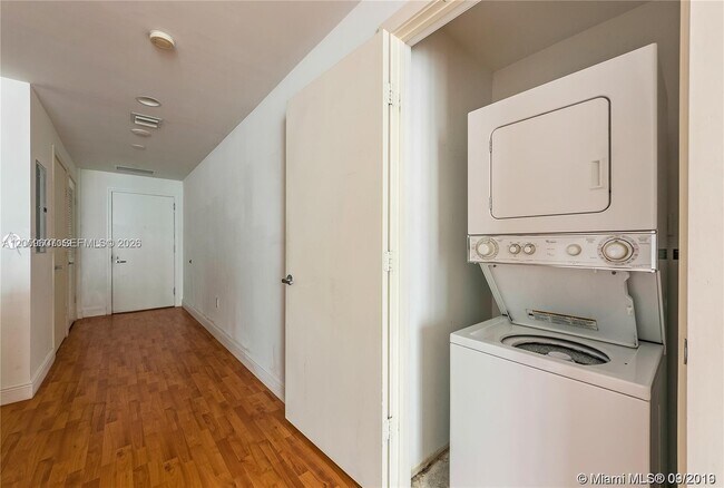 Building Photo - 1060 Brickell Ave