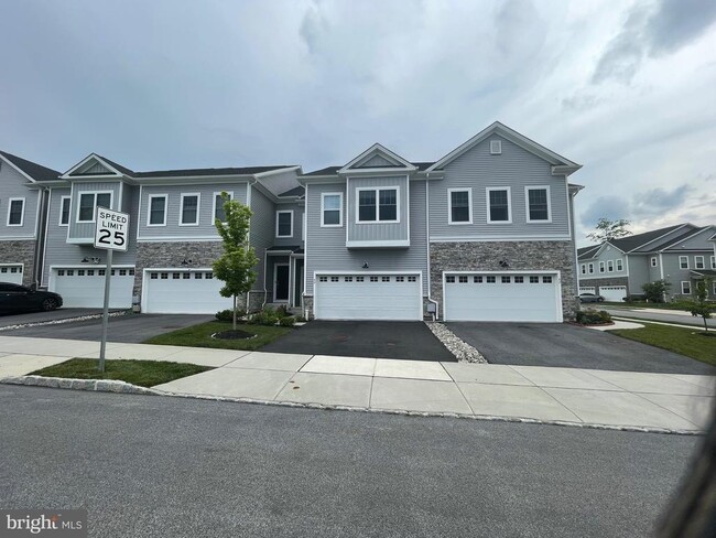 Primary Photo - 40 Lochiel Ln