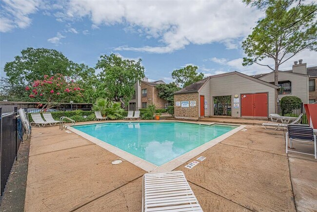 Building Photo - 2025 Augusta Dr