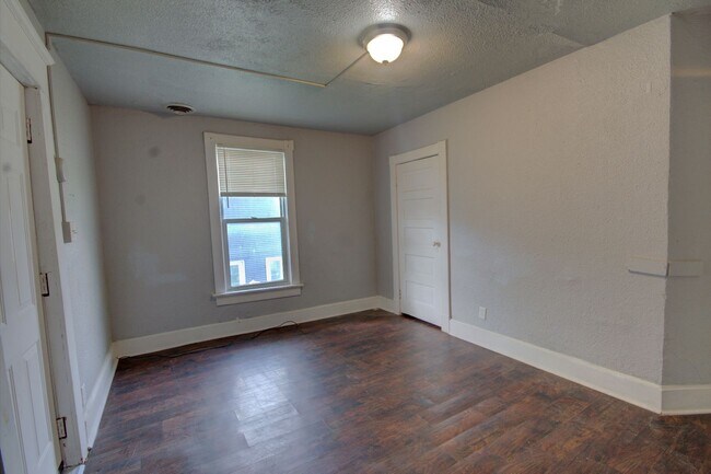 Building Photo - 2 bedroom with bonus space