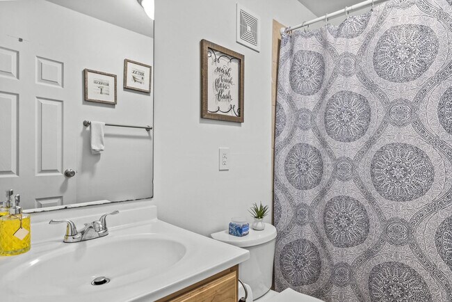 Building Photo - 250 Little St