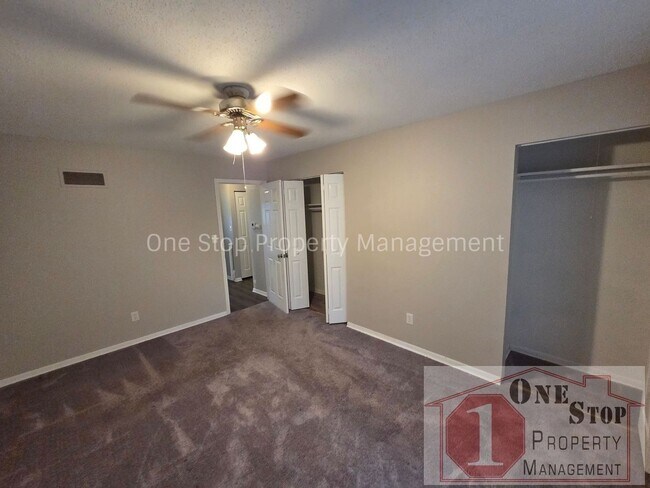 Building Photo - Updated 4 Bedroom, 2 Bathroom Duplex in Overland Park, Kansas