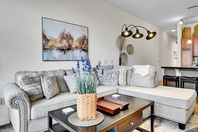 Building Photo - Immaculate, Beautifully Furnished  1-Bed 1-Bath Condo- Available Now!