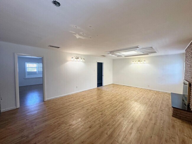 Building Photo - 3 Bedroom 2 Bathroom Ready to Rent