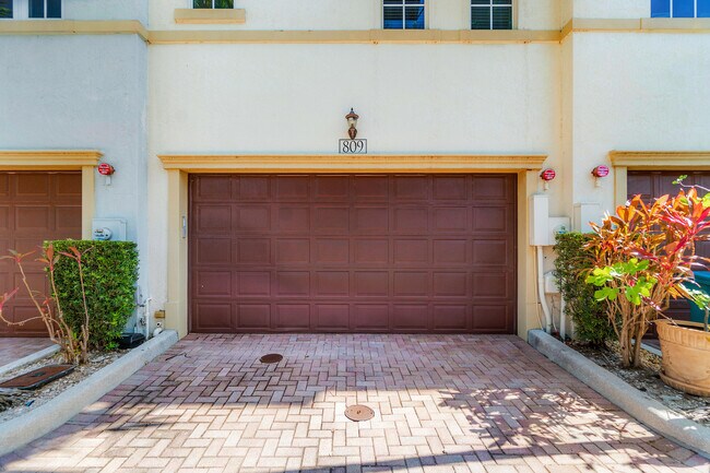 Building Photo - 809 Estancia Wy