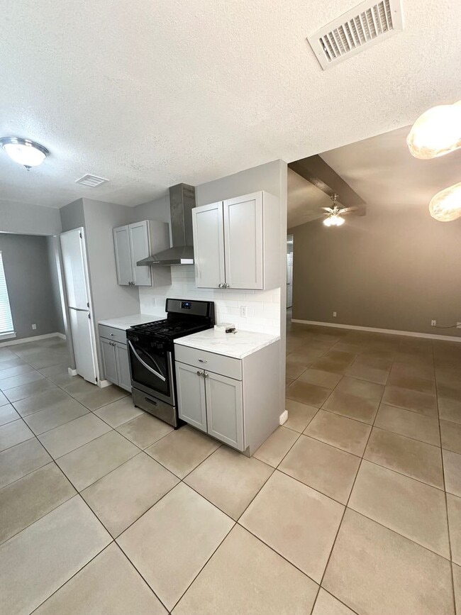 Building Photo - Fully Remodeled 3 Bedroom House For Rent!