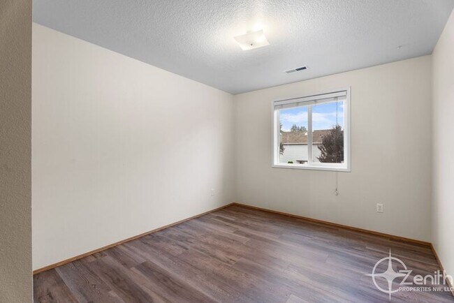 Building Photo - 3012 NE 116th Ave
