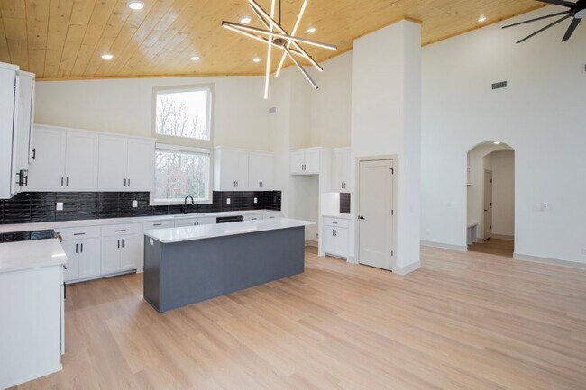 Building Photo - 4 Romine Pl