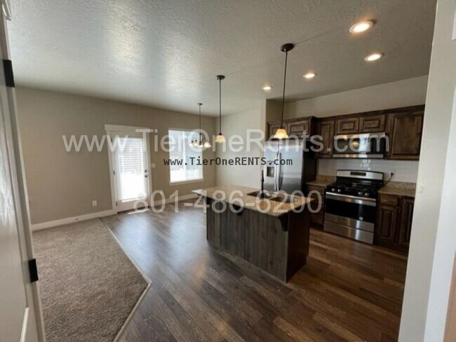 Building Photo - No deposit option for qualified renters with Obligo!