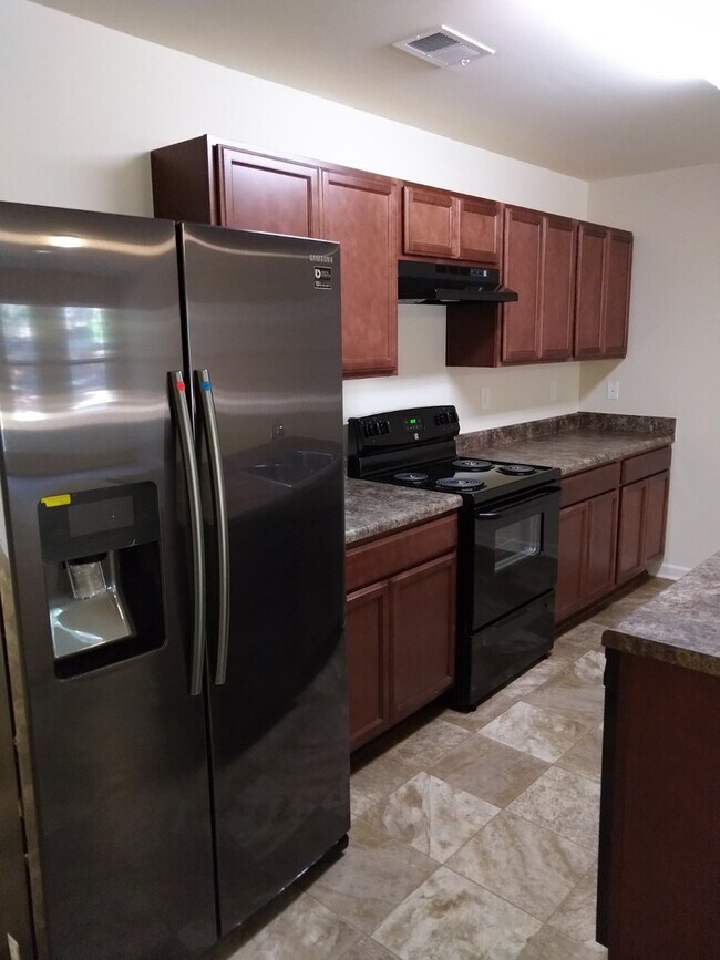 Building Photo - 3 bed/ 2.5 bath!!!