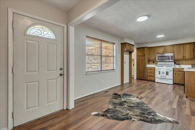 Building Photo - Lawn Care Included! 3 bed, 2 bath, 2 livings