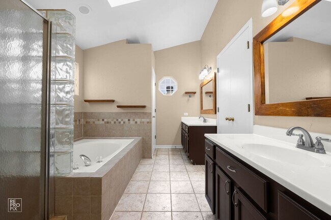 Building Photo - Aurora Four Bedroom Home with Fenced Yard ...