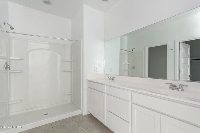 Building Photo - 3233 Juniper Cyn Dr