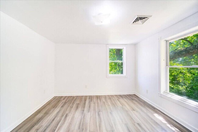 Building Photo - 629 S Rd