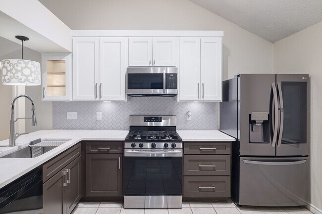Building Photo - Freshly Renovated! Great Location! Such a sweet home