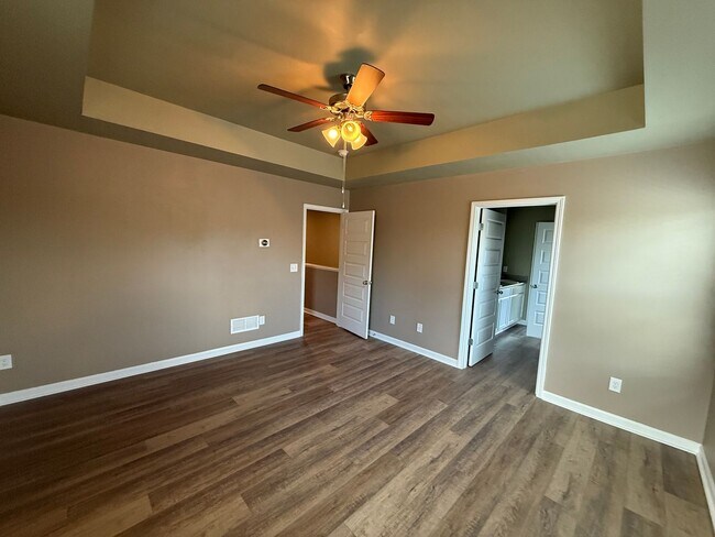 Building Photo - Open concept 4 bed, 2.5 bath home with fen...