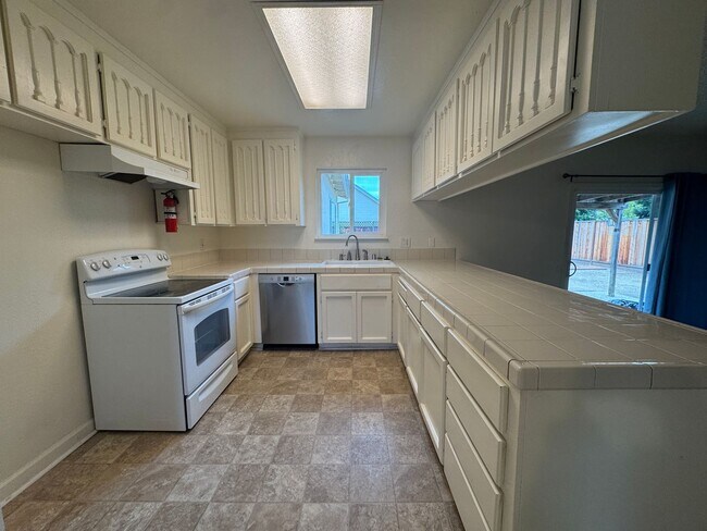 Building Photo - Beautiful Home in Great Neighborhood! Avai...