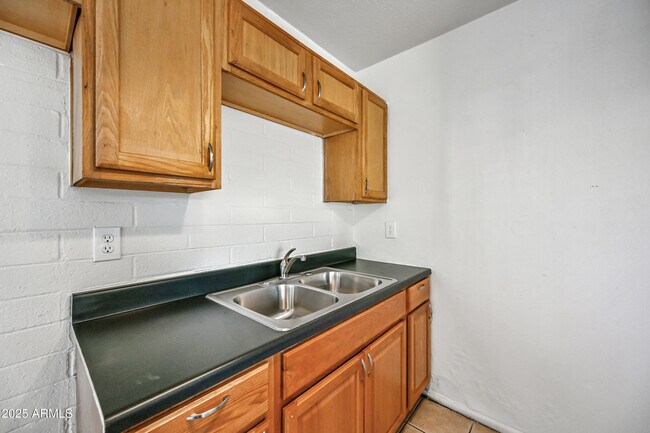 Building Photo - 1710 E Ocotillo Rd