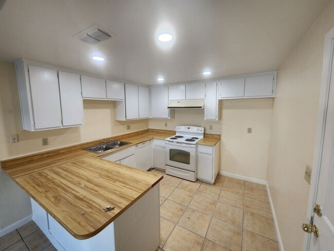 Building Photo - 4921-4923 Saddlerock Way