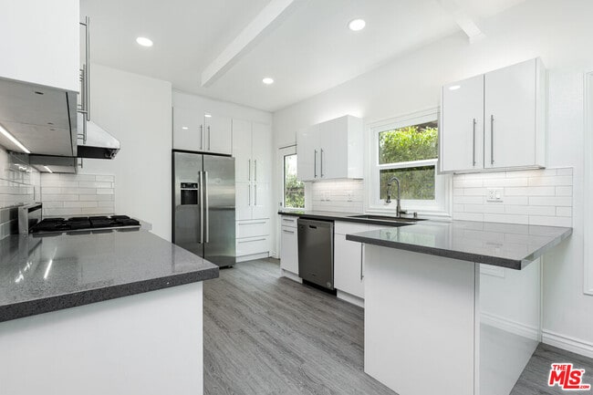 Building Photo - 8718 Rosewood Ave